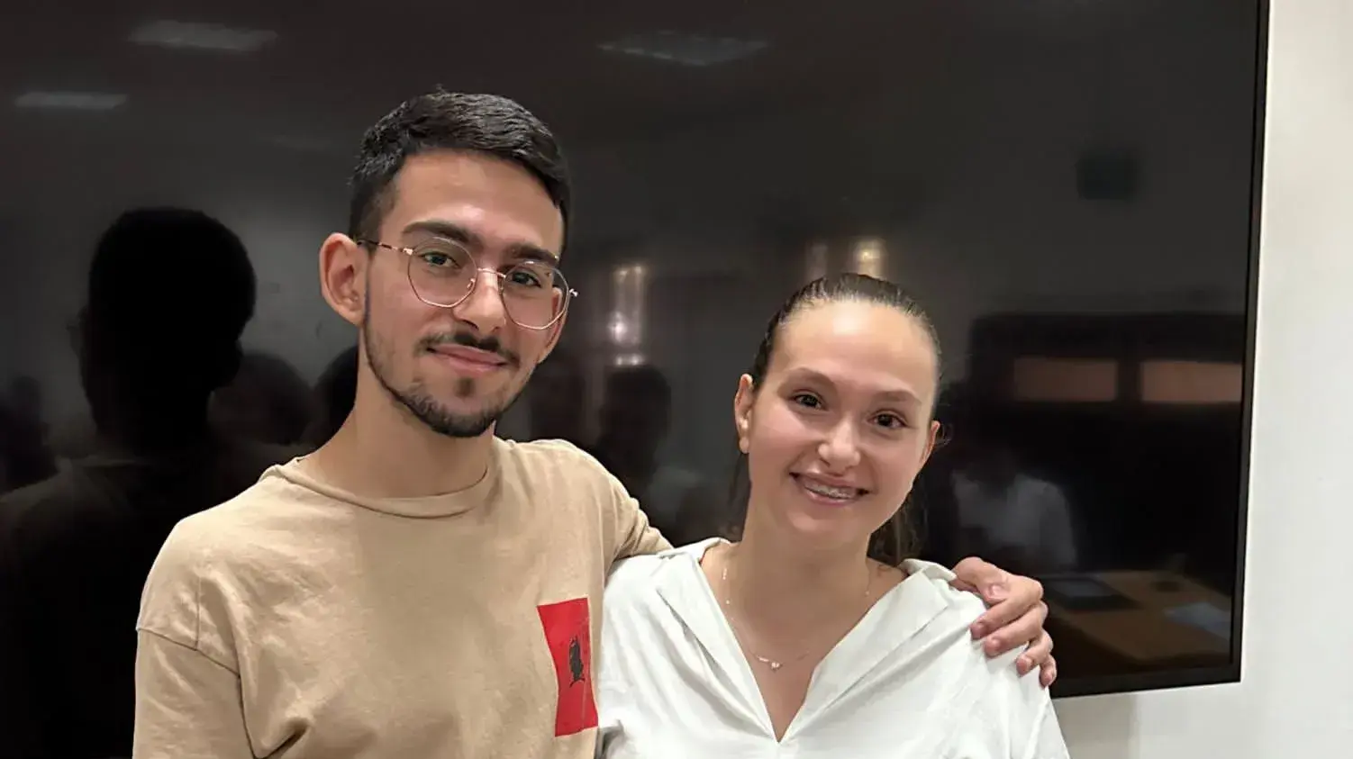 יו״ר מועצת התלמידים והנוער הנכנסת ספיר מוספי ויו״ר המועצה היוצא רן שי