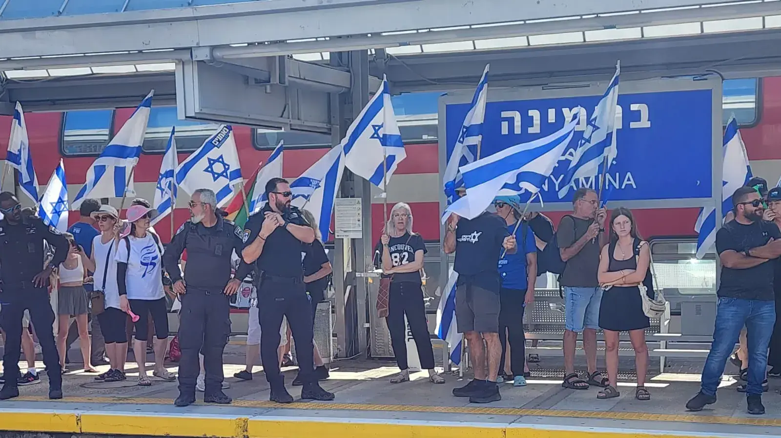 יום שיבושים: הפגנות נגד המהפכה המשפטית, תחנת רכבת בנימינה . 18 ביולי 2023 יום שיבושים: הפגנות נגד המהפכה המשפטית, תחנת רכבת בנימינה . 18 ביולי 2023