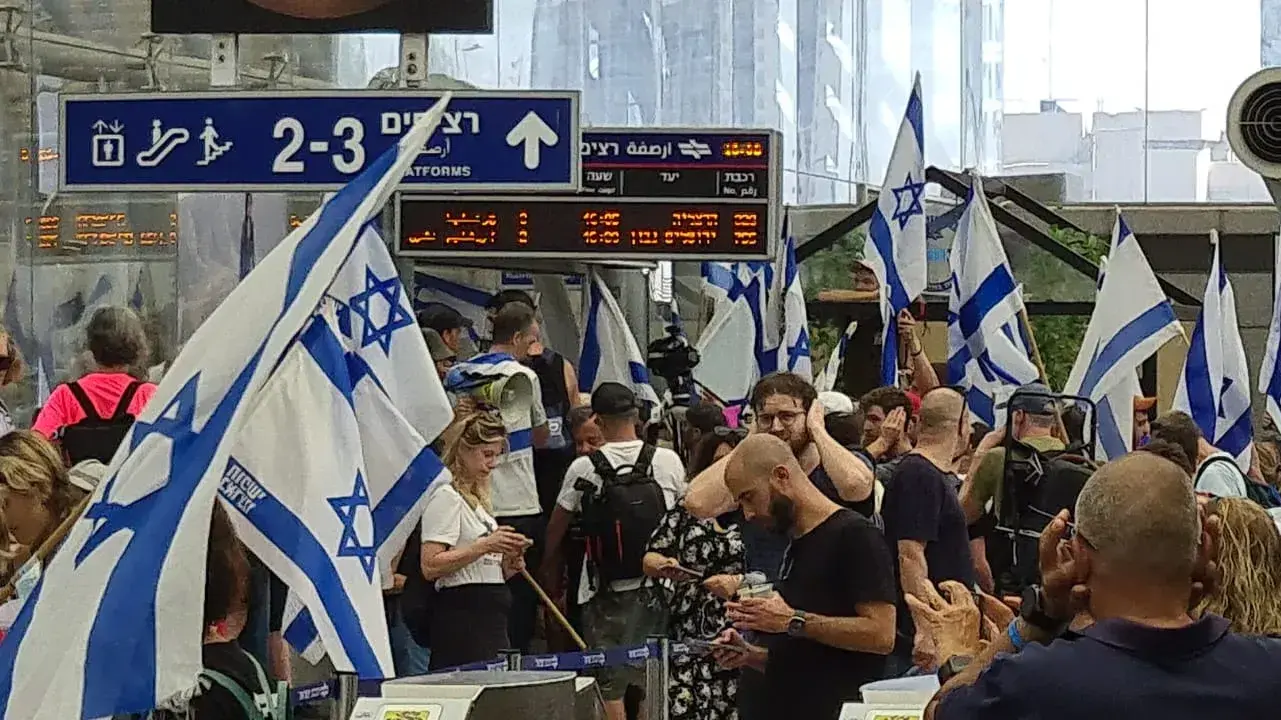 יום שיבושים: הפגנות נגד המהפכה המשפטית, תחנת רכבת השלום בתל אביב. 18 ביולי 2023 יום שיבושים: הפגנות נגד המהפכה המשפטית, תחנת רכבת השלום בתל אביב. 18 ביולי 2023