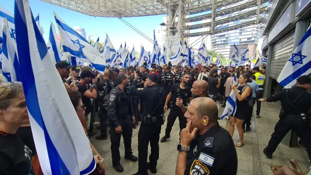יום שיבושים: הפגנות נגד המהפכה המשפטית, תחנת רכבת השלום בתל אביב. 18 ביולי 2023 יום שיבושים: הפגנות נגד המהפכה המשפטית, תחנת רכבת השלום בתל אביב. 18 ביולי 2023