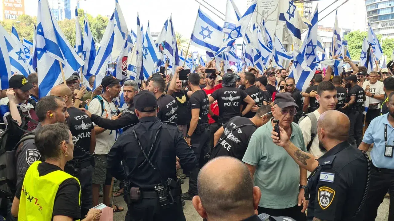 יום שיבושים: הפגנות נגד המהפכה המשפטית, תחנת רכבת השלום בתל אביב. 18 ביולי 2023 יום שיבושים: הפגנות נגד המהפכה המשפטית, תחנת רכבת השלום בתל אביב. 18 ביולי 2023