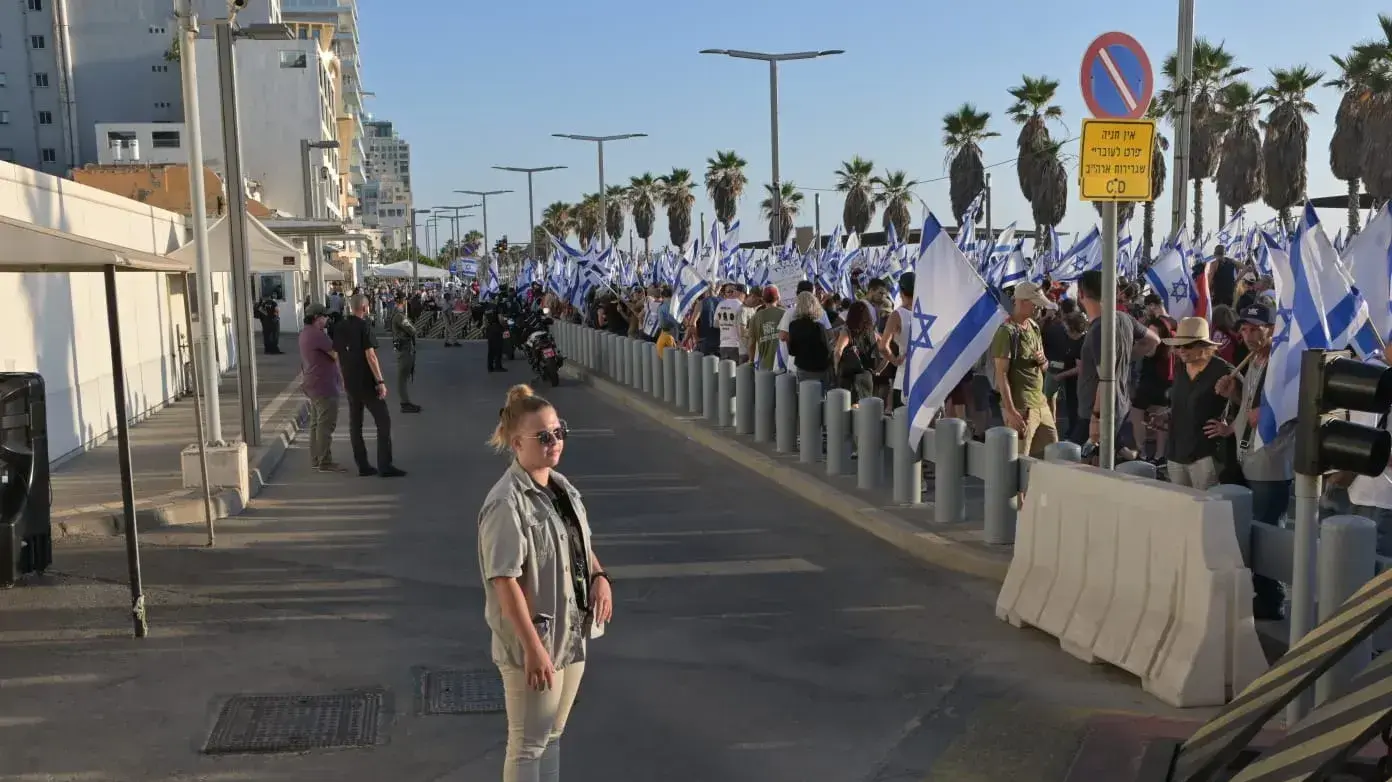 הפגנות נגד המהפכה המשפטית מול שגרירות ארה"ב בתל אביב. 18 ביולי 2023 הפגנות נגד המהפכה המשפטית מול שגרירות ארה"ב בתל אביב. 18 ביולי 2023