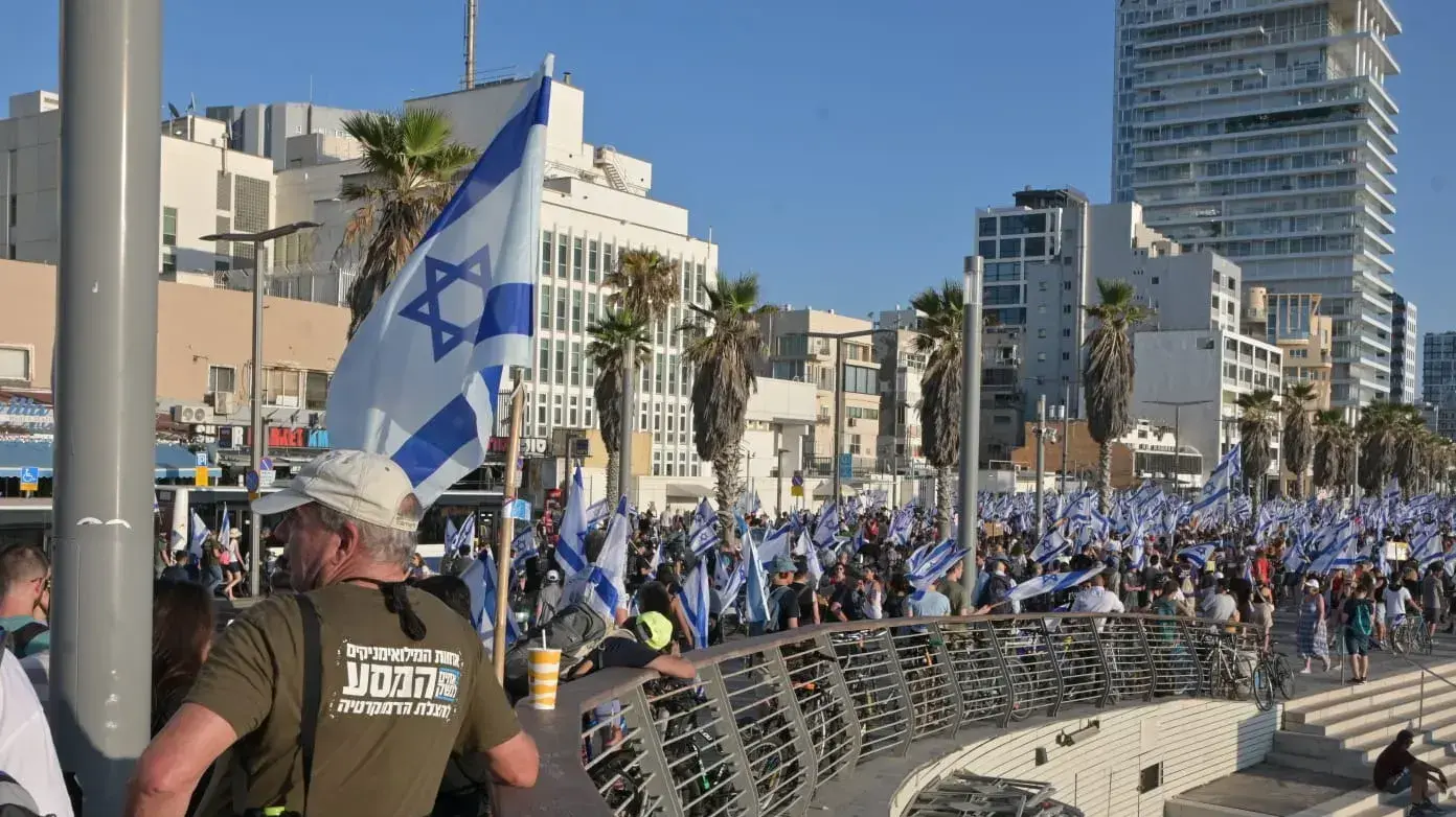 הפגנות נגד המהפכה המשפטית מול שגרירות ארה"ב בתל אביב. 18 ביולי 2023 הפגנות נגד המהפכה המשפטית מול שגרירות ארה"ב בתל אביב. 18 ביולי 2023