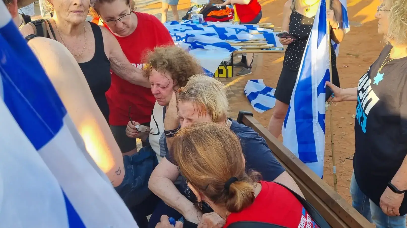 מספר מפגינים הותקפו על ידי חומר צורב מרכב חולף 18 ביולי 2023 מספר מפגינים הותקפו על ידי חומר צורב מרכב חולף 18 ביולי 2023