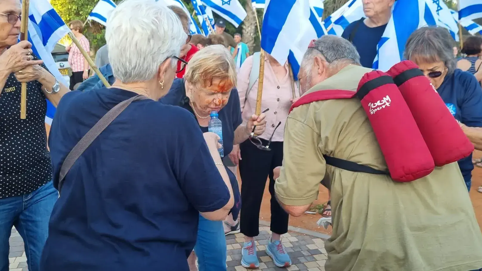 מספר מפגינים הותקפו על ידי חומר צורב מרכב חולף 18 ביולי 2023 מספר מפגינים הותקפו על ידי חומר צורב מרכב חולף 18 ביולי 2023