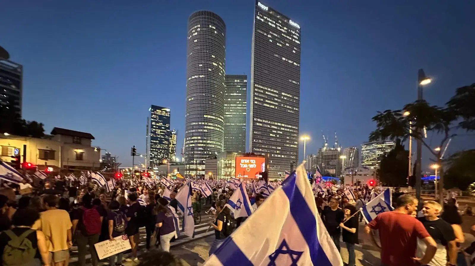 יום שיבושים: הפגנות נגד המהפכה המשפטית, צומת קפלן בתל אביב. 18 ביולי 2023 יום שיבושים: הפגנות נגד המהפכה המשפטית, צומת קפלן בתל אביב. 18 ביולי 2023