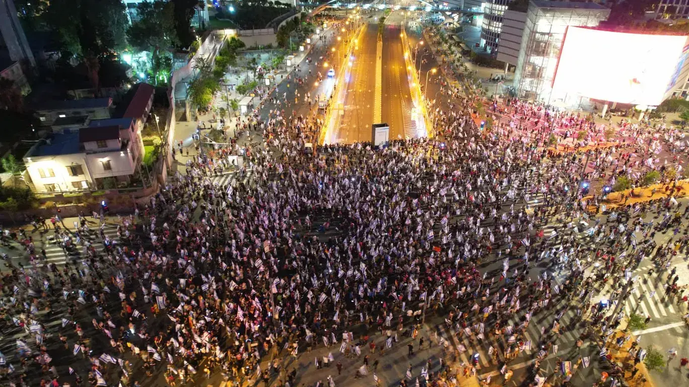 יום שיבושים: הפגנות נגד המהפכה המשפטית, צומת קפלן בתל אביב. 18 ביולי 2023 יום שיבושים: הפגנות נגד המהפכה המשפטית, צומת קפלן בתל אביב. 18 ביולי 2023
