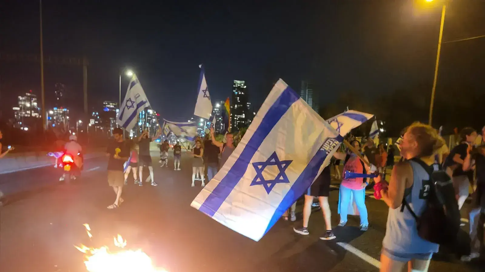 יום שיבושים: הפגנות נגד המהפכה המשפטית, שדרות רוקח בתל אביב. 18 ביולי 2023 יום שיבושים: הפגנות נגד המהפכה המשפטית, שדרות רוקח בתל אביב. 18 ביולי 2023