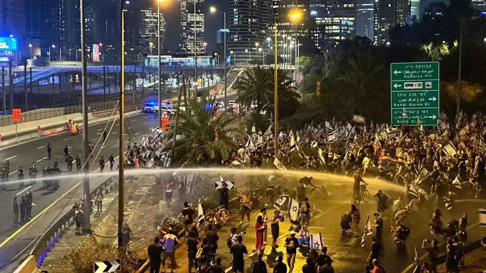 יום שיבושים: הפגנות נגד המהפכה המשפטית, שדרות רוקח בתל אביב. 18 ביולי 2023 יום שיבושים: הפגנות נגד המהפכה המשפטית, שדרות רוקח בתל אביב. 18 ביולי 2023
