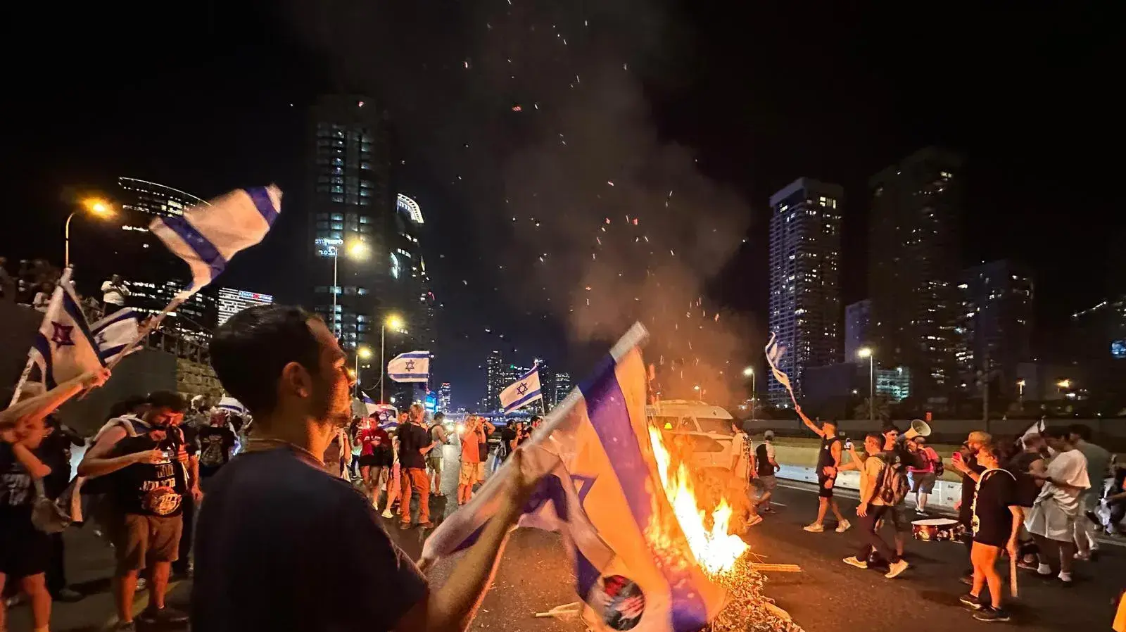 יום שיבושים: הפגנות נגד המהפכה המשפטית, חסימה באיילון צפון בתל אביב. 18 ביולי 2023 יום שיבושים: הפגנות נגד המהפכה המשפטית, חסימה באיילון צפון בתל אביב. 18 ביולי 2023