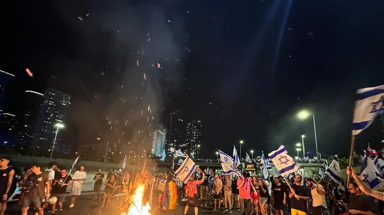 יום שיבושים: הפגנות נגד המהפכה המשפטית, חסימה באיילון צפון בתל אביב. 18 ביולי 2023 יום שיבושים: הפגנות נגד המהפכה המשפטית, חסימה באיילון צפון בתל אביב. 18 ביולי 2023