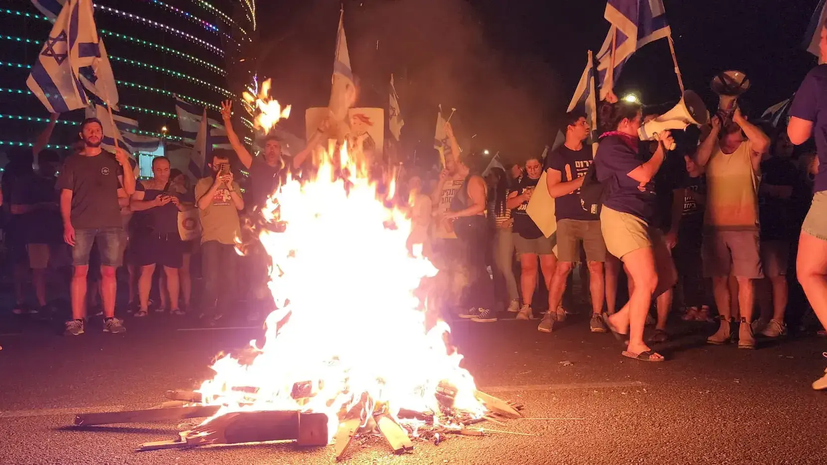 יום שיבושים: הפגנות נגד המהפכה המשפטית, מדורה בשדרות רגר, באר שבע. 18 ביולי 2023 יום שיבושים: הפגנות נגד המהפכה המשפטית, מדורה בשדרות רגר, באר שבע. 18 ביולי 2023
