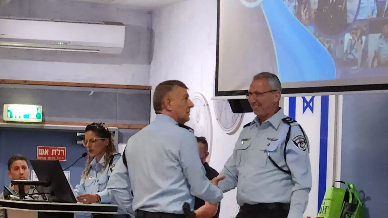 פרץ עמר ועמי אשד בטקס חילופי מפקד מחוז תל אביב של המשטרה, 19 ביולי 2023 פרץ עמר ועמי אשד בטקס חילופי מפקד מחוז תל אביב של המשטרה, 19 ביולי 2023