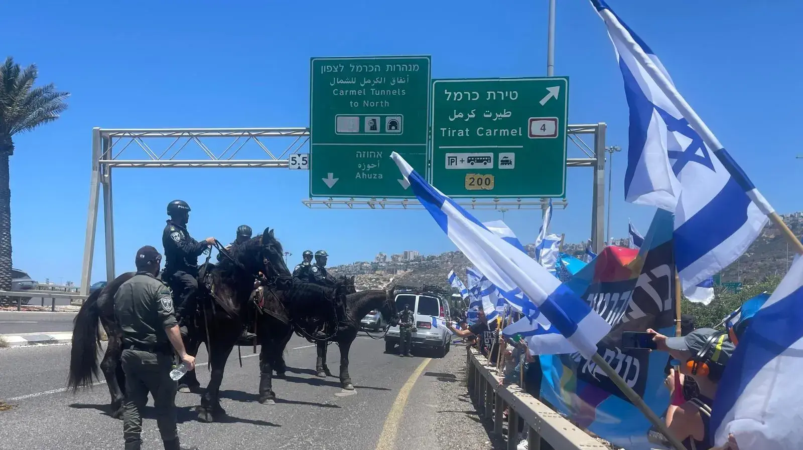 הפגנה נגד המהפכה המשפטית, הכניסה הדרומית של חיפה, 19 ביולי 2023 הפגנה נגד המהפכה המשפטית, הכניסה הדרומית של חיפה, 19 ביולי 2023