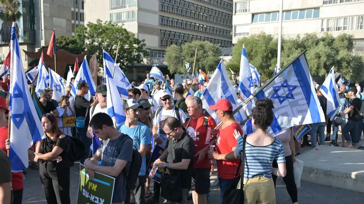 מאות יוצאי יחידות שדה במילואים באירוע אי התייצבות המוני מול מוזיאון ת"א. 19 ביולי 2023 מאות יוצאי יחידות שדה במילואים באירוע אי התייצבות המוני מול מוזיאון ת"א. 19 ביולי 2023
