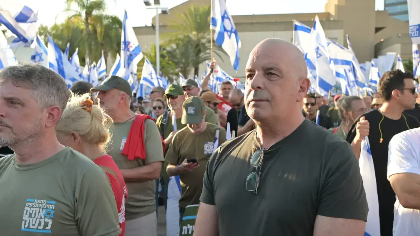 מאות יוצאי יחידות שדה במילואים באירוע אי התייצבות המוני מול מוזיאון ת"א. 19 ביולי 2023 מאות יוצאי יחידות שדה במילואים באירוע אי התייצבות המוני מול מוזיאון ת"א. 19 ביולי 2023