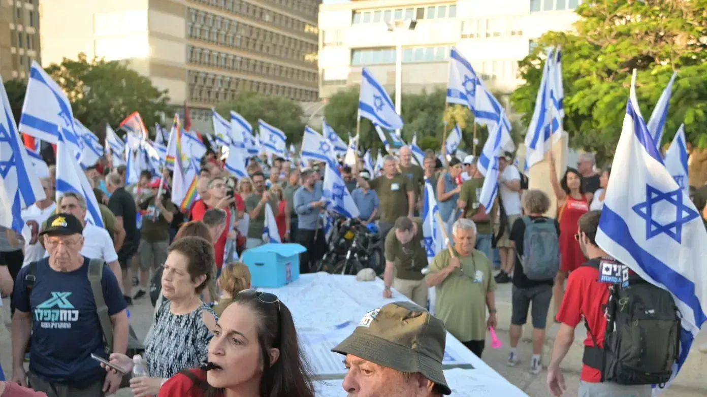 מאות יוצאי יחידות שדה במילואים באירוע אי התייצבות המוני מול מוזיאון ת"א. 19 ביולי 2023 מאות יוצאי יחידות שדה במילואים באירוע אי התייצבות המוני מול מוזיאון ת"א. 19 ביולי 2023