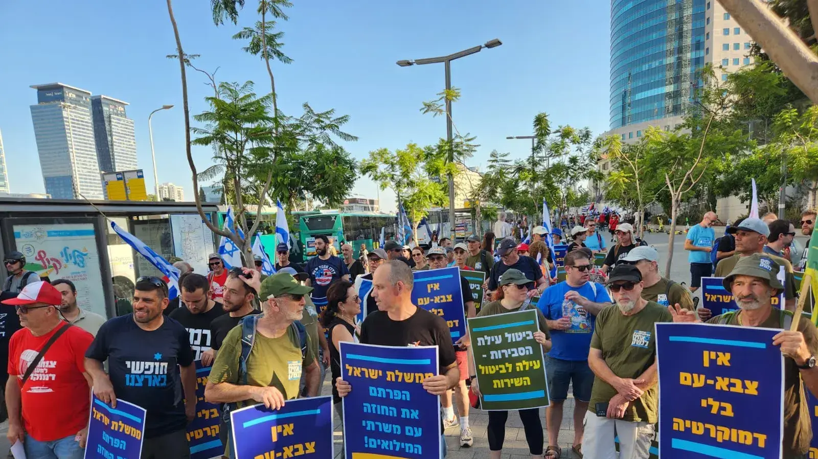 מאות מתנדבי צה"ל במילואים הודיעו על הפסקת שירות במחאה על המהפכה המשפטית, 19 ביולי 2023 מאות מתנדבי צה"ל במילואים הודיעו על הפסקת שירות במחאה על המהפכה המשפטית, 19 ביולי 2023
