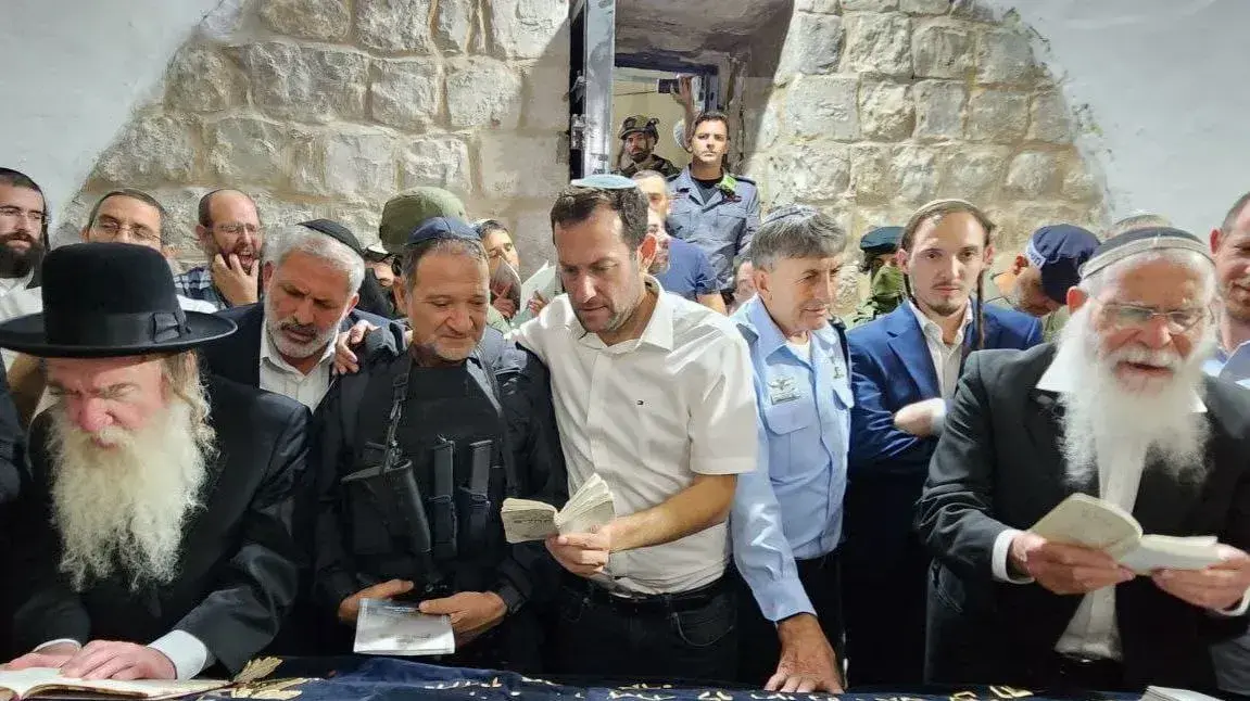 המפכ"ל קובי שבתאי בקבר יוסף המפכ"ל קובי שבתאי בקבר יוסף
