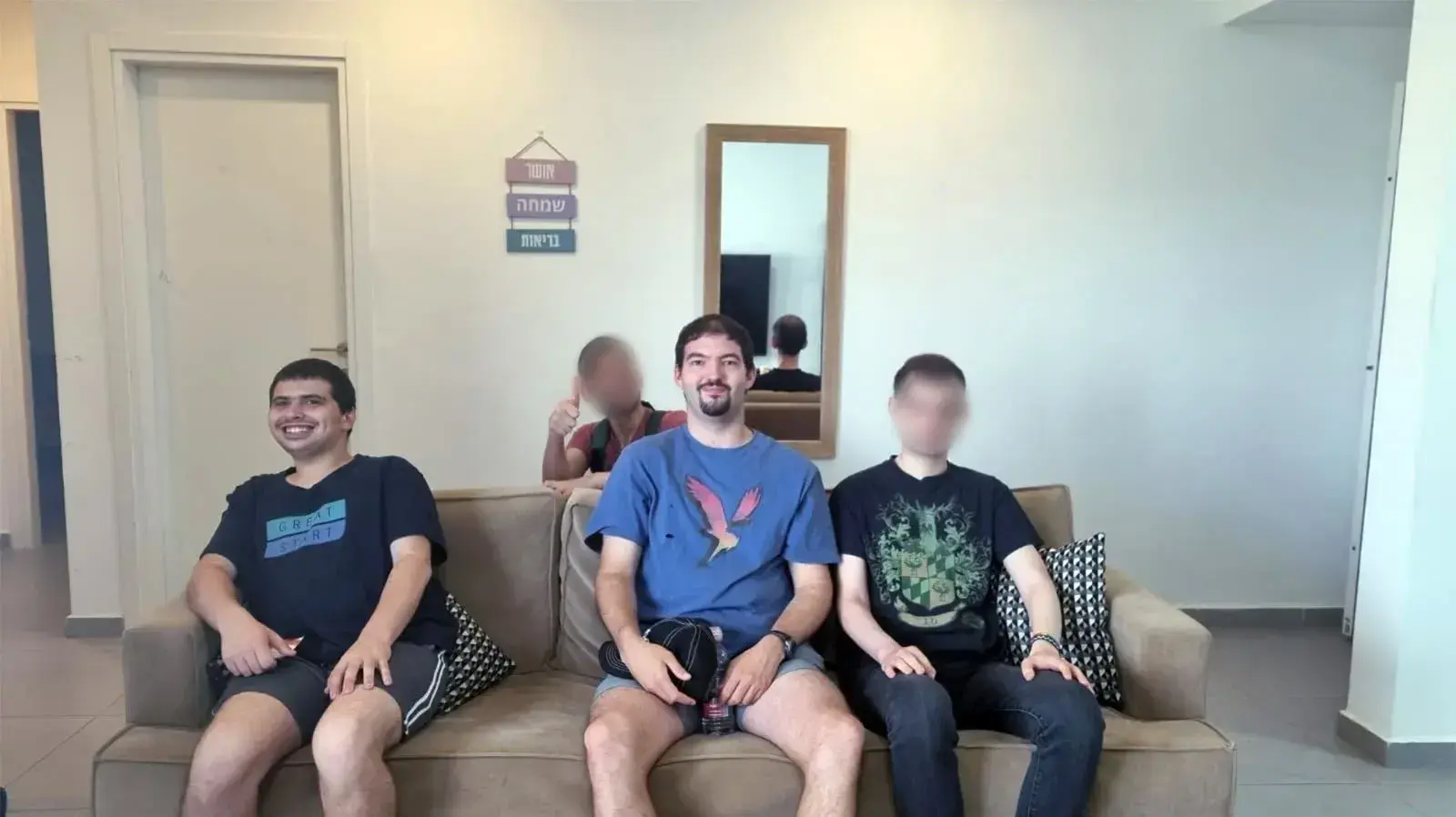 שקד (משמאל) ועומר, צעירים עם צרכים מיוחדים שסורבו להיכנס לדירה במודיעין