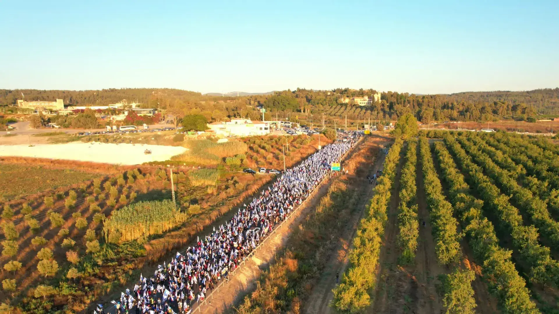 מחאה נגד המהפכה המשפטית: הצעדה לירושלים ליד לטרון. 20 ביולי 2023 מחאה נגד המהפכה המשפטית: הצעדה לירושלים ליד לטרון. 20 ביולי 2023