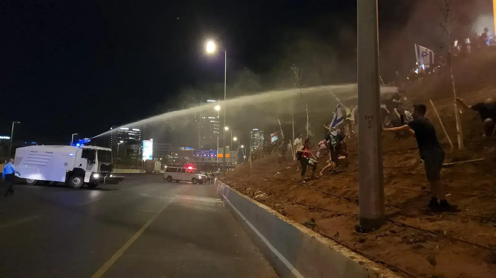 הופעלה מכתזית בהפגנה נגד המהפכה המשפטית איילון, תל אביב. 20 ביולי 2023 הופעלה מכתזית בהפגנה נגד המהפכה המשפטית איילון, תל אביב. 20 ביולי 2023