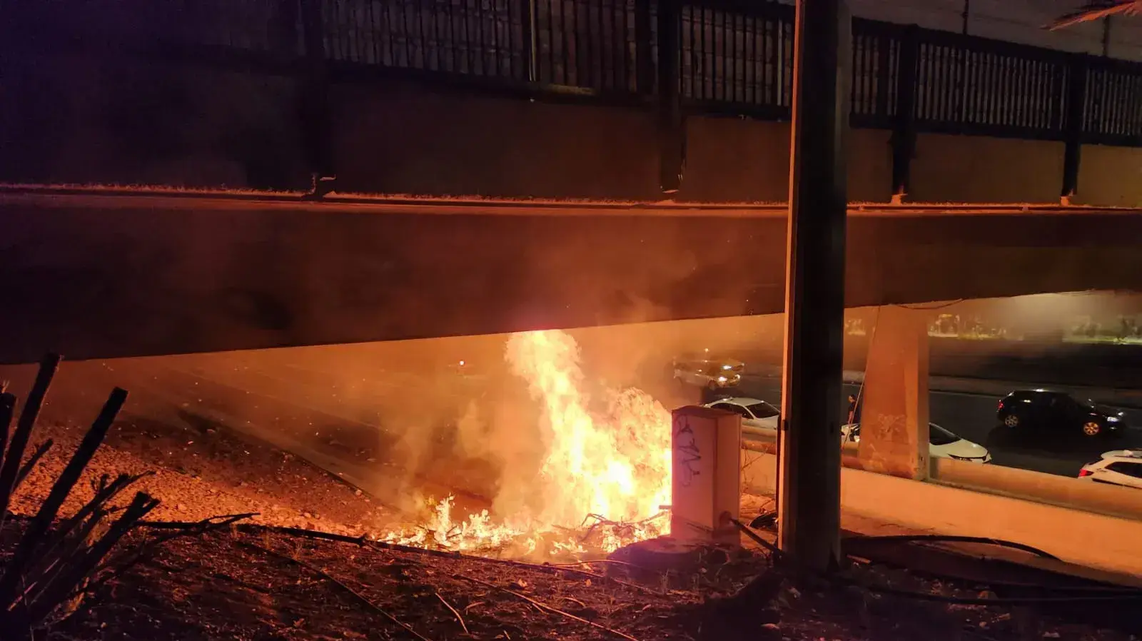 המפגינים הבעירו מדורה בהפגנה נגד המהפכה המשפטית, נתיבי איילון, תל אביב. 20 ביולי 2023 המפגינים הבעירו מדורה בהפגנה נגד המהפכה המשפטית, נתיבי איילון, תל אביב. 20 ביולי 2023