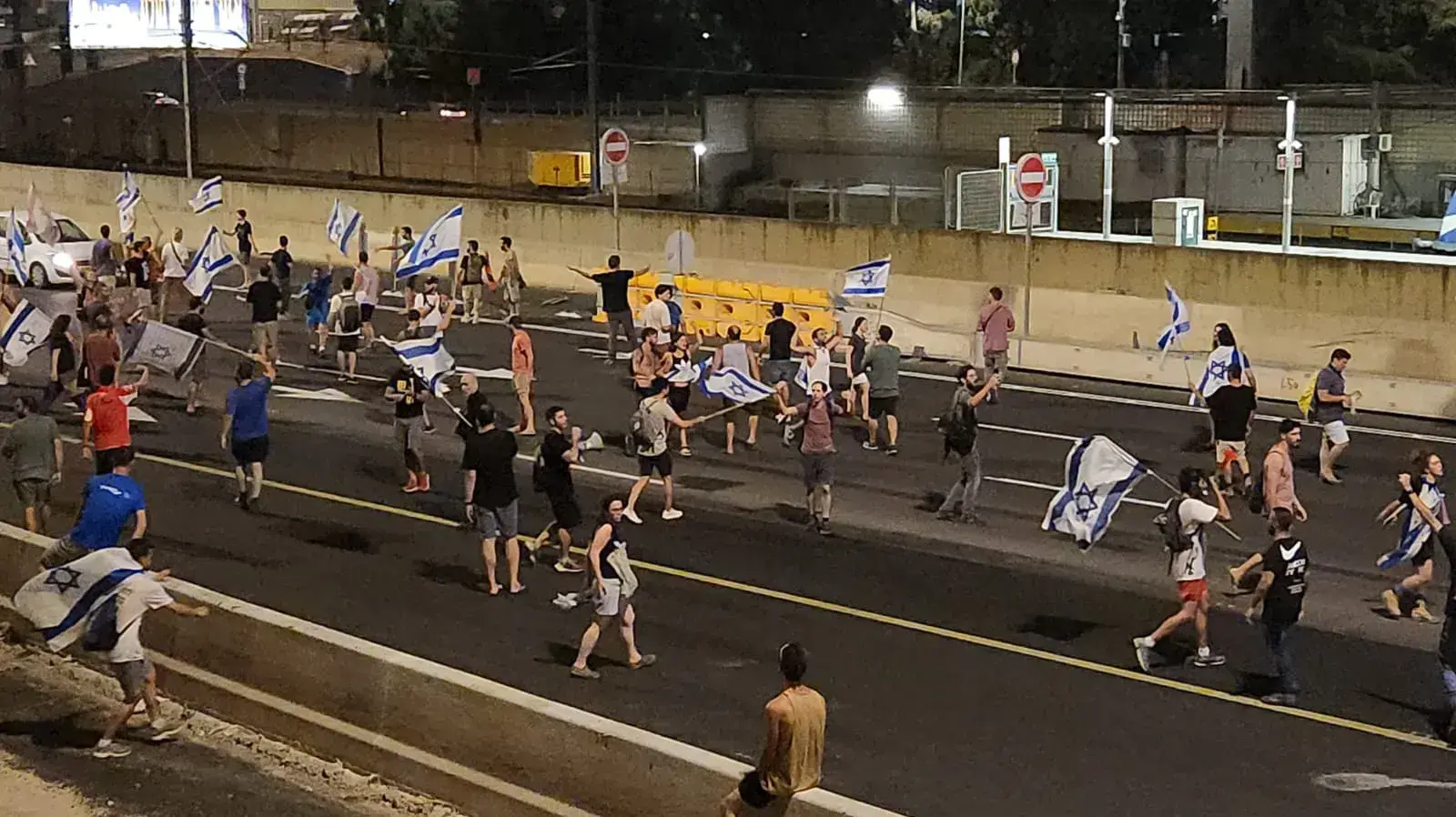 "ליל ההתנגדות": הפגנה נגד המהפכה המשפטית, נתיבי איילון, תל אביב. 20 ביולי 2023 "ליל ההתנגדות": הפגנה נגד המהפכה המשפטית, נתיבי איילון, תל אביב. 20 ביולי 2023