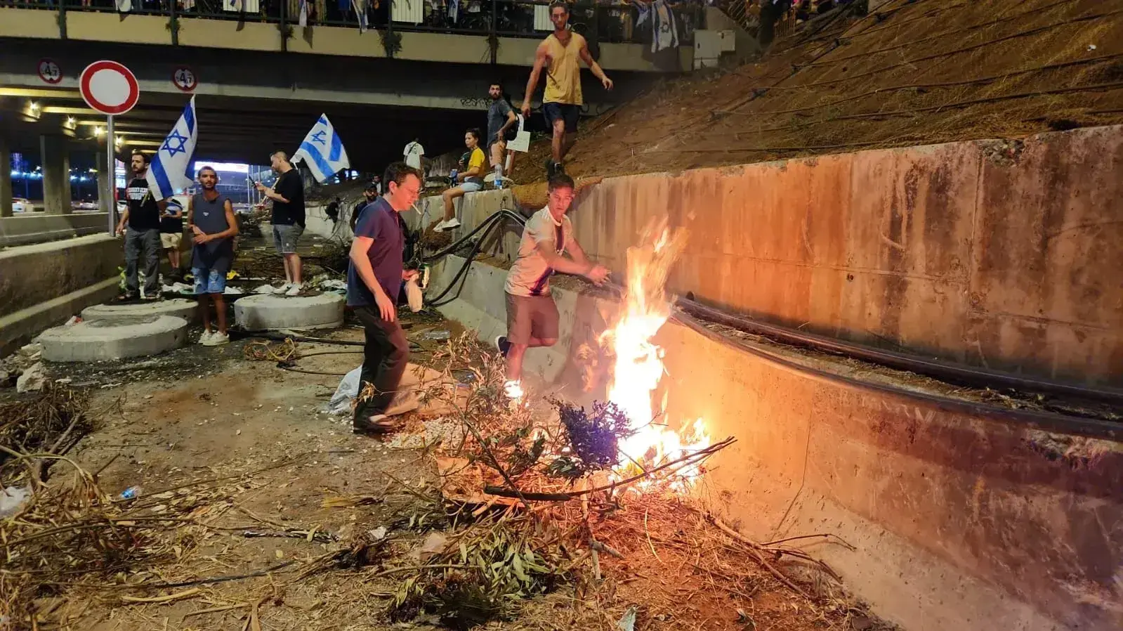 "ליל ההתנגדות": הפגנה נגד המהפכה המשפטית, נתיבי איילון, תל אביב. 20 ביולי 2023 "ליל ההתנגדות": הפגנה נגד המהפכה המשפטית, נתיבי איילון, תל אביב. 20 ביולי 2023