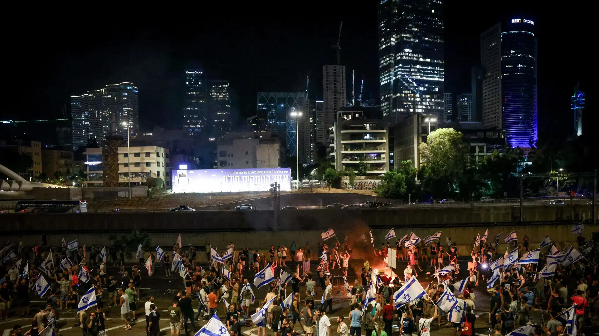 "ליל ההתנגדות": הפגנה נגד המהפכה המשפטית, נתיבי איילון, תל אביב. 20 ביולי 2023 "ליל ההתנגדות": הפגנה נגד המהפכה המשפטית, נתיבי איילון, תל אביב. 20 ביולי 2023
