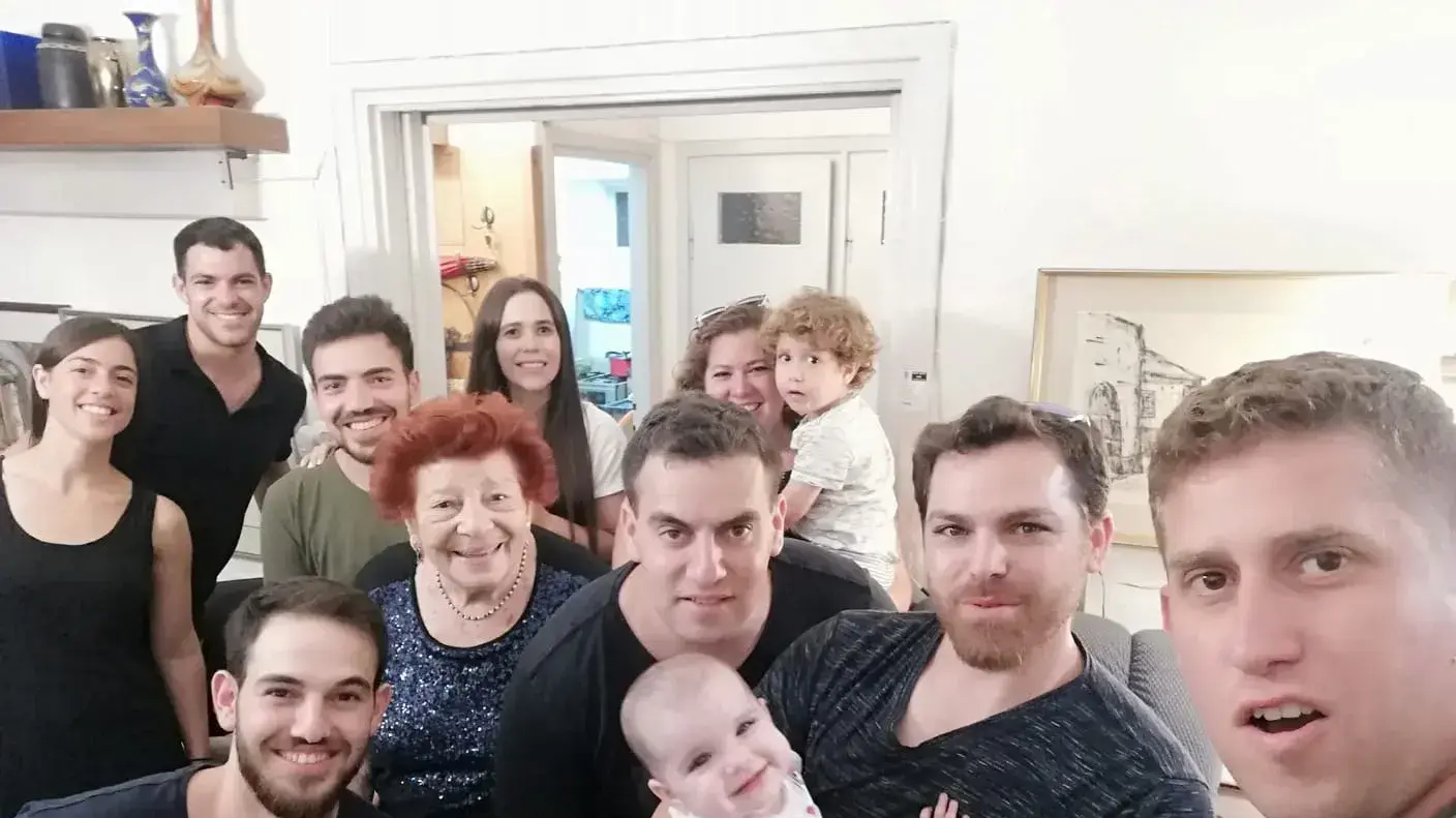 אסתר מירון עם נכדיה אסתר מירון עם נכדיה