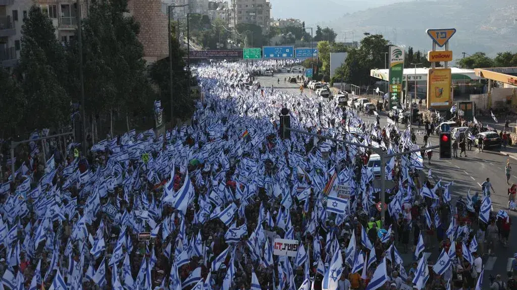 הגעת המפגינים נגד המהפכה המשפטית לגשר המיתרים, ירושלים, 22 ביולי 2023 הגעת המפגינים נגד המהפכה המשפטית לגשר המיתרים, ירושלים, 22 ביולי 2023