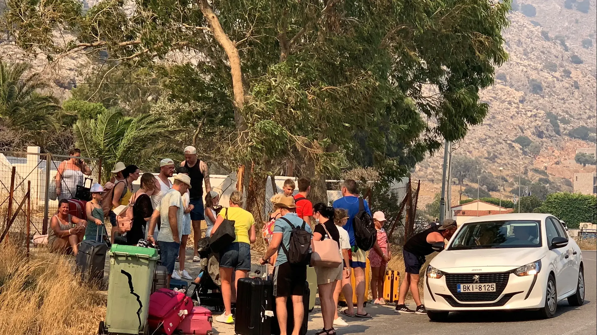 תיירים מפונים בעקבות שריפות באי רודוס, יוון, 22 ביולי 2023 תיירים מפונים בעקבות שריפות באי רודוס, יוון, 22 ביולי 2023