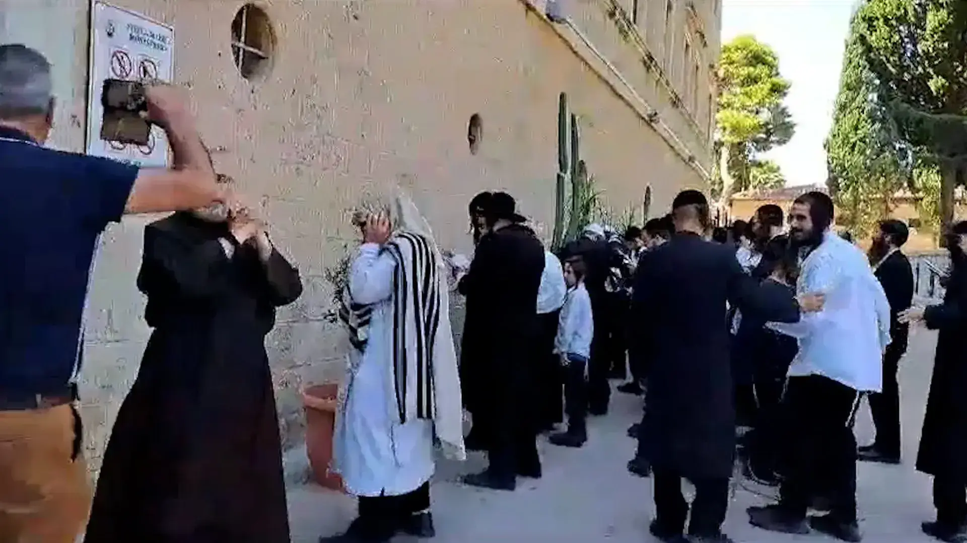 חסידי ברסלב הגיעו להתפלל בכנסייה בחיפה, עימותים פרצו במקום
23.07.23