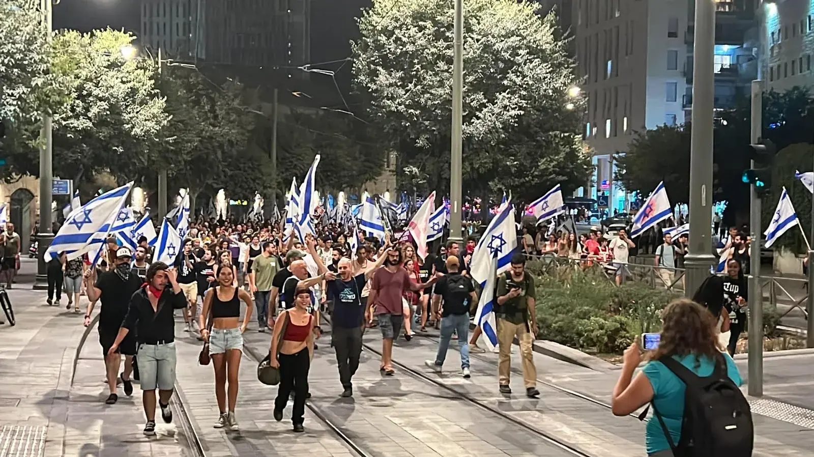 מפגינים חוסמים את הרכבת הקלה בירושלים, 23 ביולי 2027 מפגינים חוסמים את הרכבת הקלה בירושלים, 23 ביולי 2027