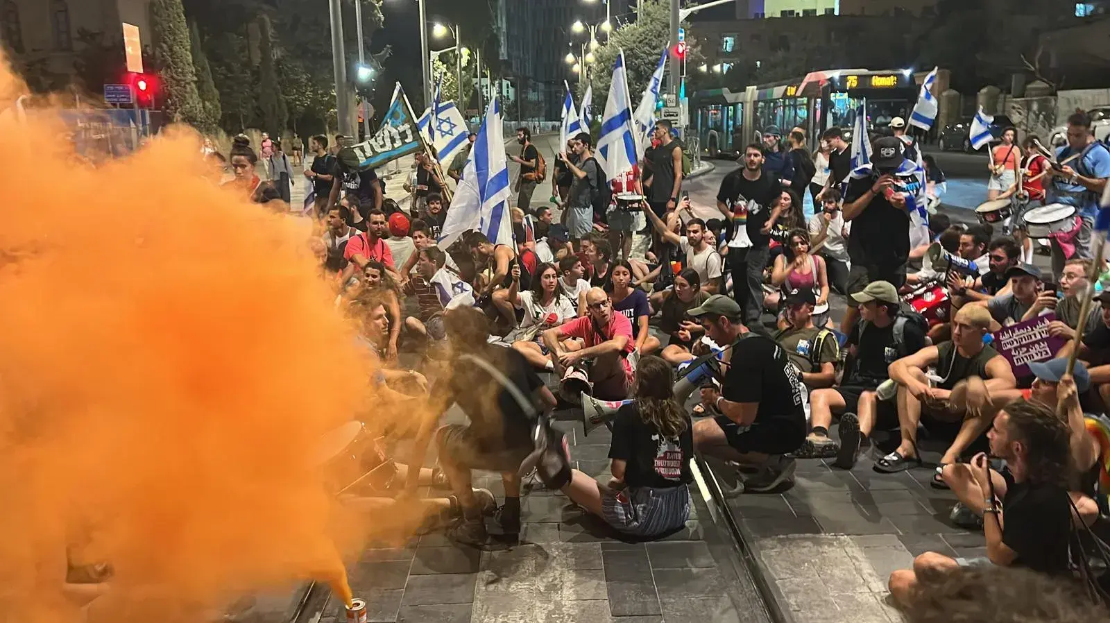 מפגינים חוסמים את הרכבת הקלה בירושלים, 23 ביולי 2027 מפגינים חוסמים את הרכבת הקלה בירושלים, 23 ביולי 2027