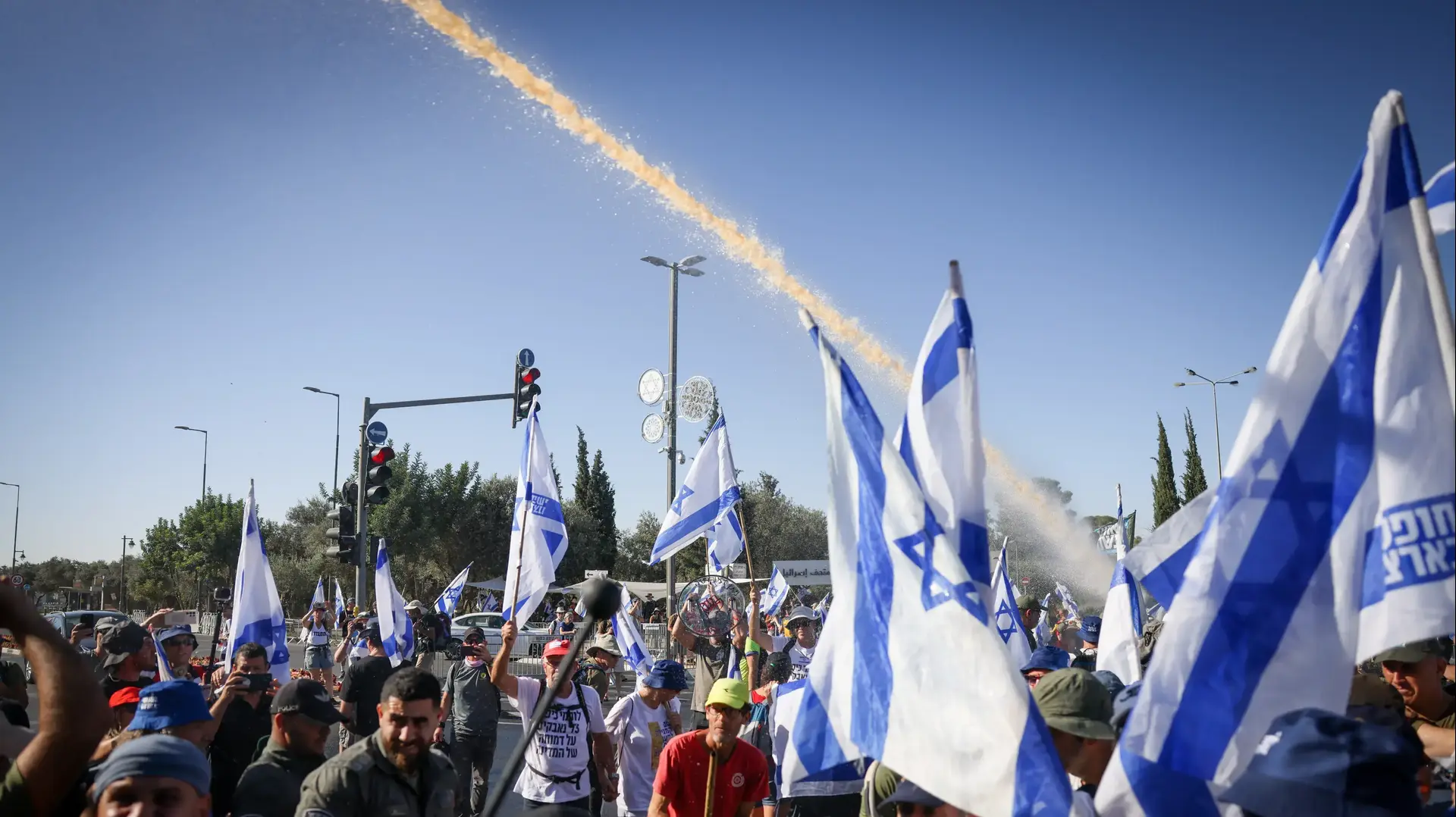מפגינים נגד המהפכה המשפטית, סמוך לכנסת, 24 ביולי 2023 מפגינים נגד המהפכה המשפטית, סמוך לכנסת, 24 ביולי 2023