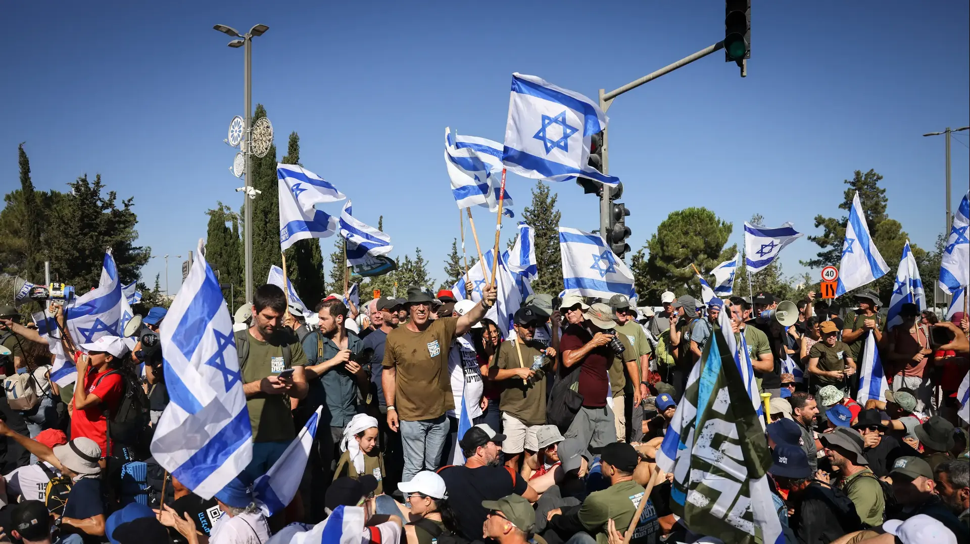 מפגינים נגד המהפכה המשפטית, סמוך לכנסת, 24 ביולי 2023 מפגינים נגד המהפכה המשפטית, סמוך לכנסת, 24 ביולי 2023