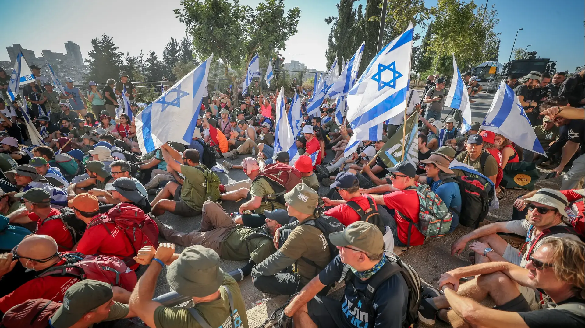 מפגינים נגד המהפכה המשפטית, סמוך לכנסת, 24 ביולי 2023 מפגינים נגד המהפכה המשפטית, סמוך לכנסת, 24 ביולי 2023