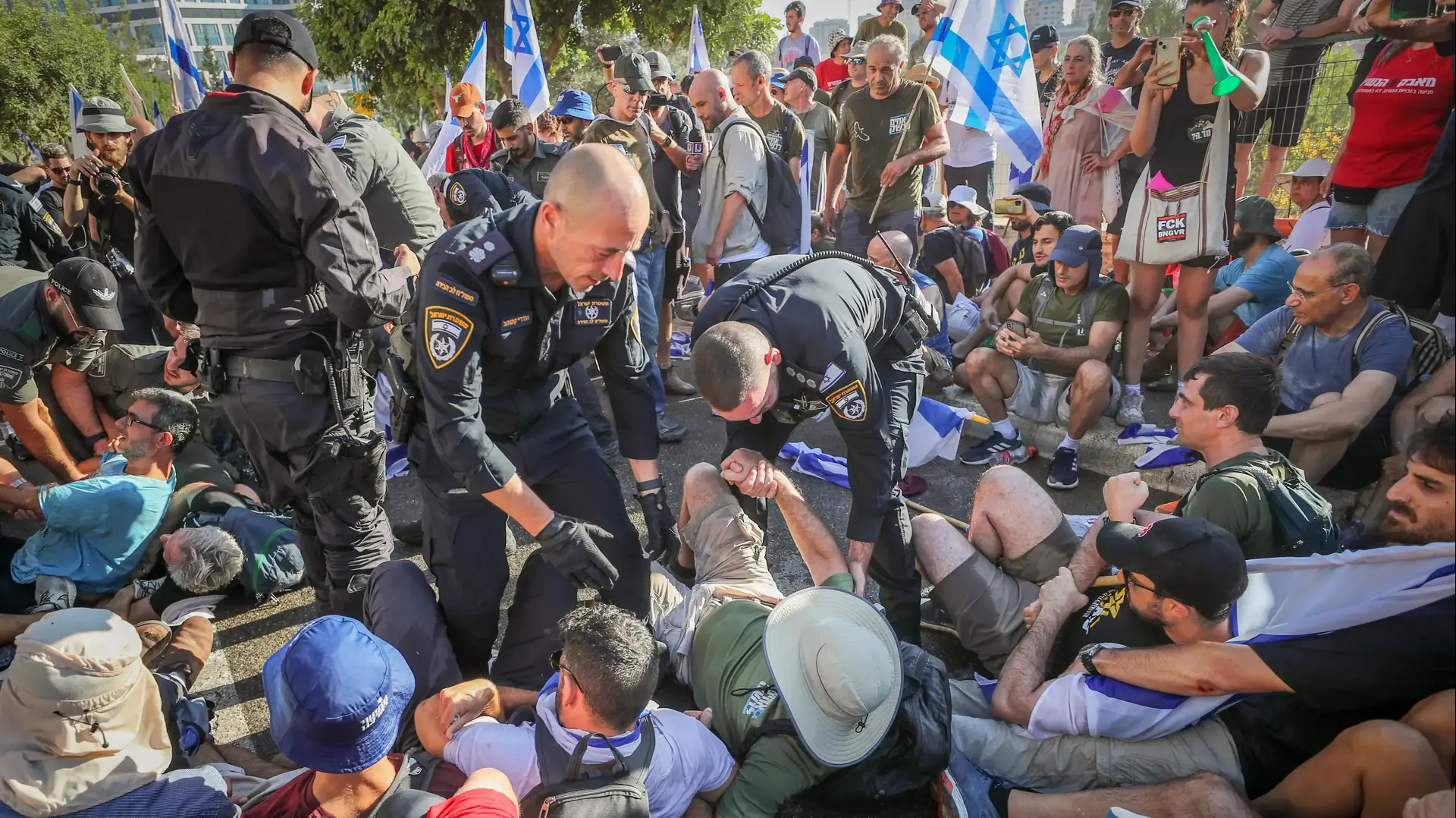 מפגינים נגד המהפכה המשפטית, סמוך לכנסת, 24 ביולי 2023 מפגינים נגד המהפכה המשפטית, סמוך לכנסת, 24 ביולי 2023