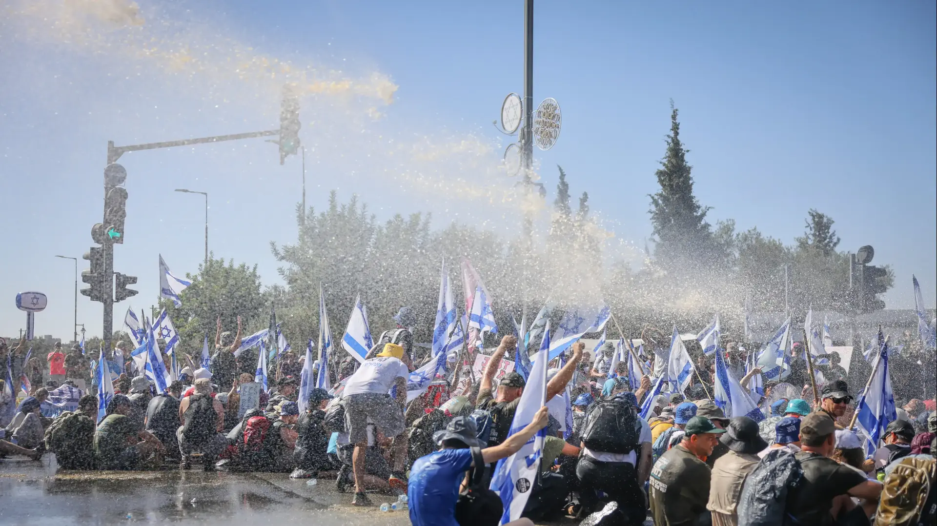מפגינים נגד המהפכה המשפטית, סמוך לכנסת, 24 ביולי 2023 מפגינים נגד המהפכה המשפטית, סמוך לכנסת, 24 ביולי 2023