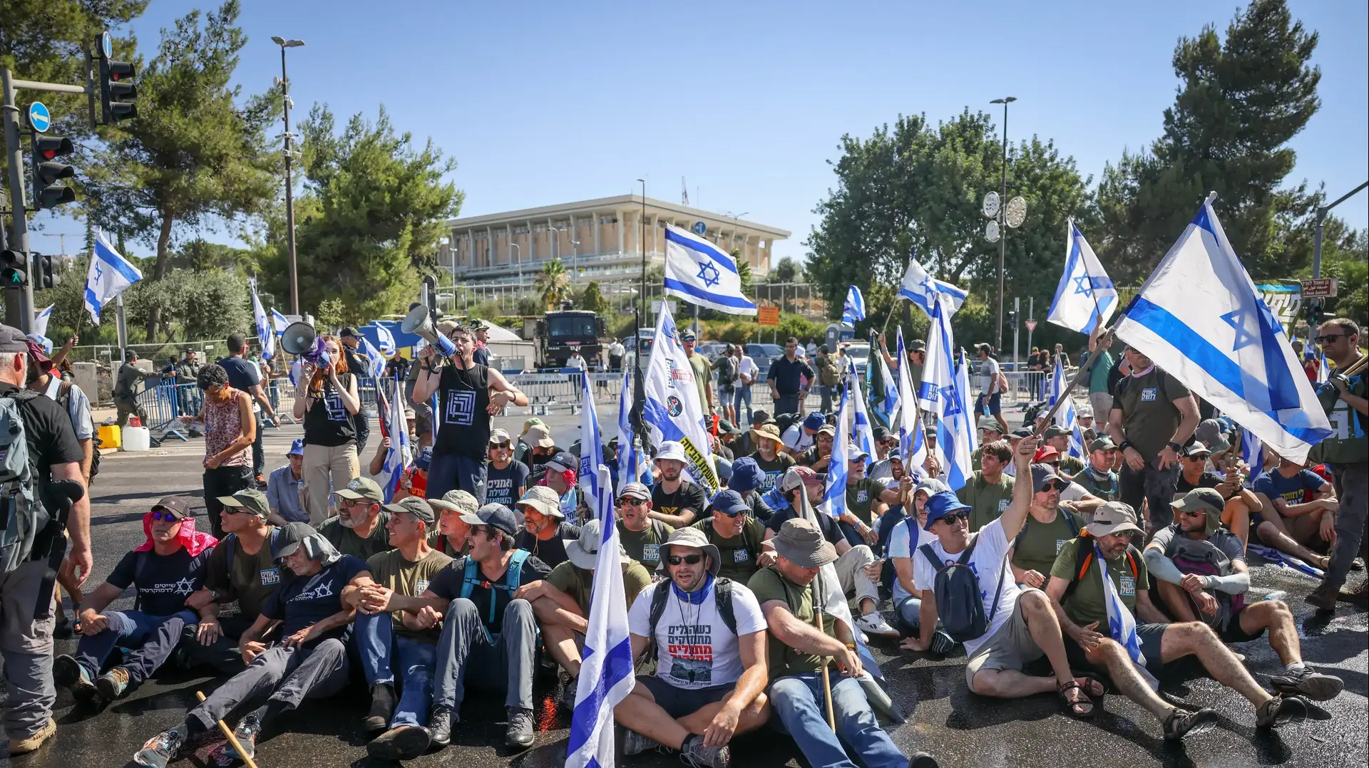 הפגנה נגד המהפכה המשפטית, סמוך לכנסת, 24 ביולי 2023 הפגנה נגד המהפכה המשפטית, סמוך לכנסת, 24 ביולי 2023
