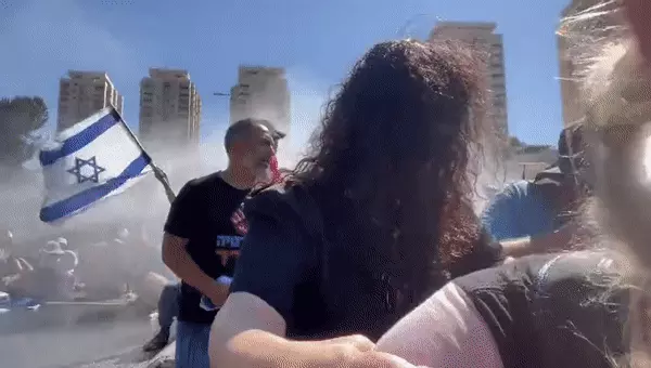 חברת הכנסת נעמה לזימי (העבודה) נפגעת ממכת"זית בהפגנה מחוץ לכנסת
24 ביולי 2023 חברת הכנסת נעמה לזימי (העבודה) נפגעת ממכת"זית בהפגנה מחוץ לכנסת
24 ביולי 2023