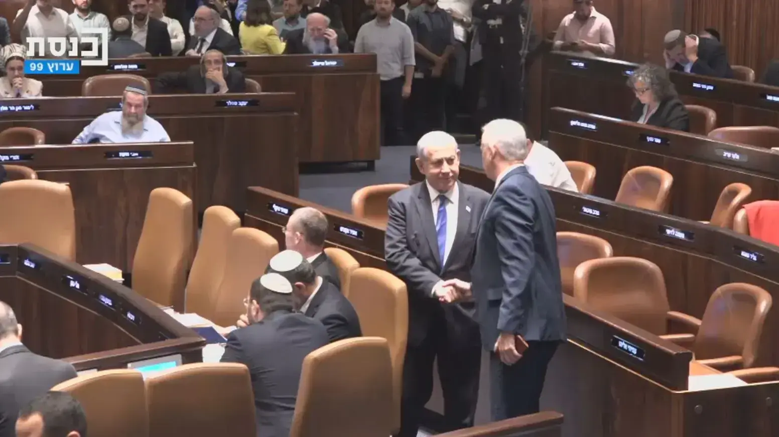 נתניהו וגנץ לוחצים ידיים במליאת הכנסת לקראת ההצבעה על ביטול חוק עילת הסבירות 24 ביולי 2023 נתניהו וגנץ לוחצים ידיים במליאת הכנסת לקראת ההצבעה על ביטול חוק עילת הסבירות 24 ביולי 2023