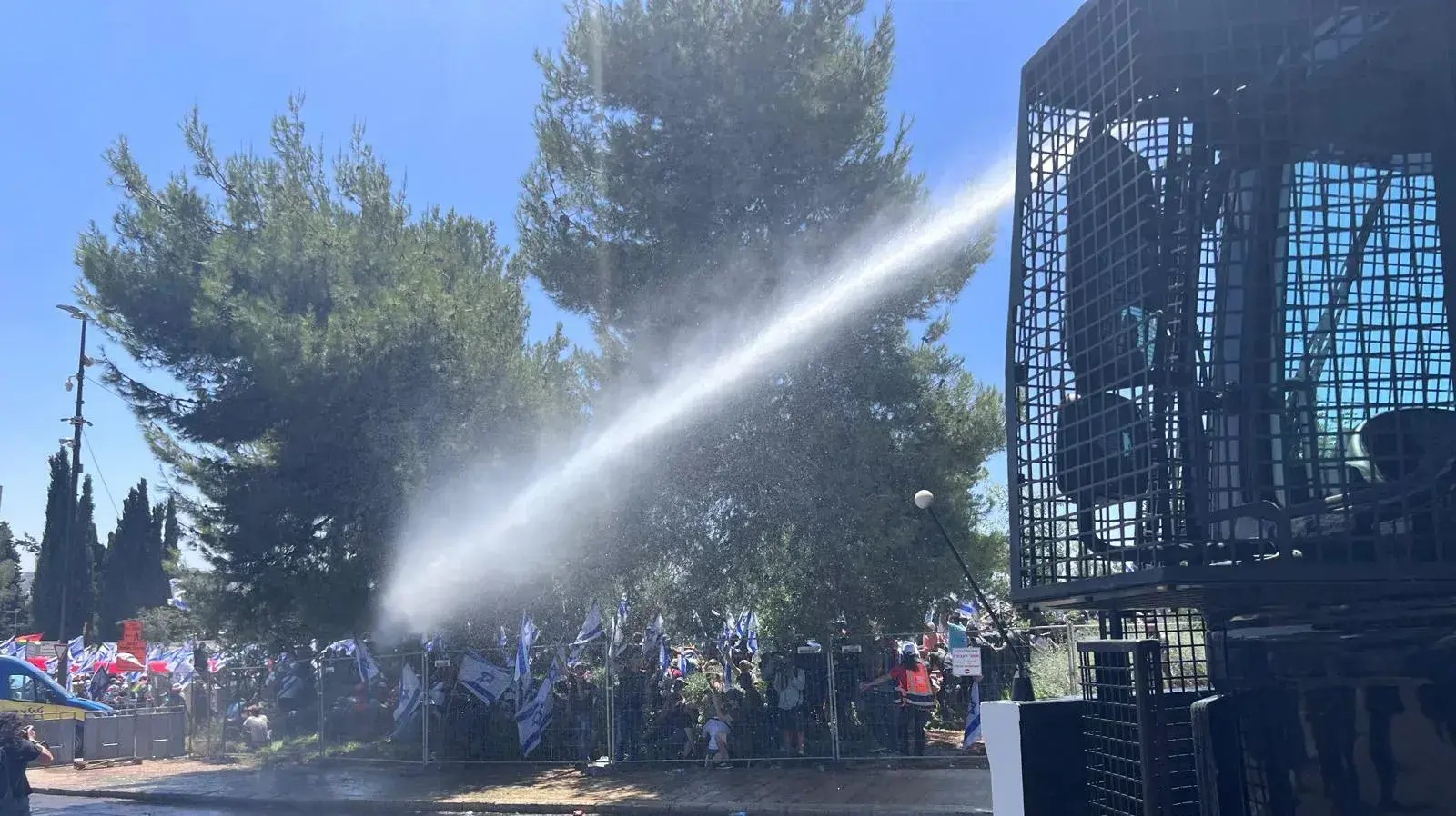 מכתזית מופעלת מחוץ לכנסת בזמן ההצבעה על ביטול חוק עילת הסבירות 24 ביולי 2023 מכתזית מופעלת מחוץ לכנסת בזמן ההצבעה על ביטול חוק עילת הסבירות 24 ביולי 2023