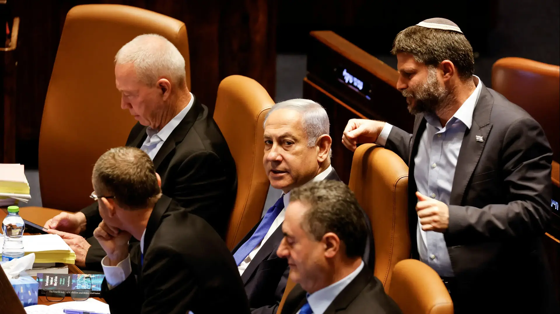 הסתודדיות במליאת הכנסת לקראת ההצבעה על ביטול חוק עילת הסבירות 24 ביולי 2023