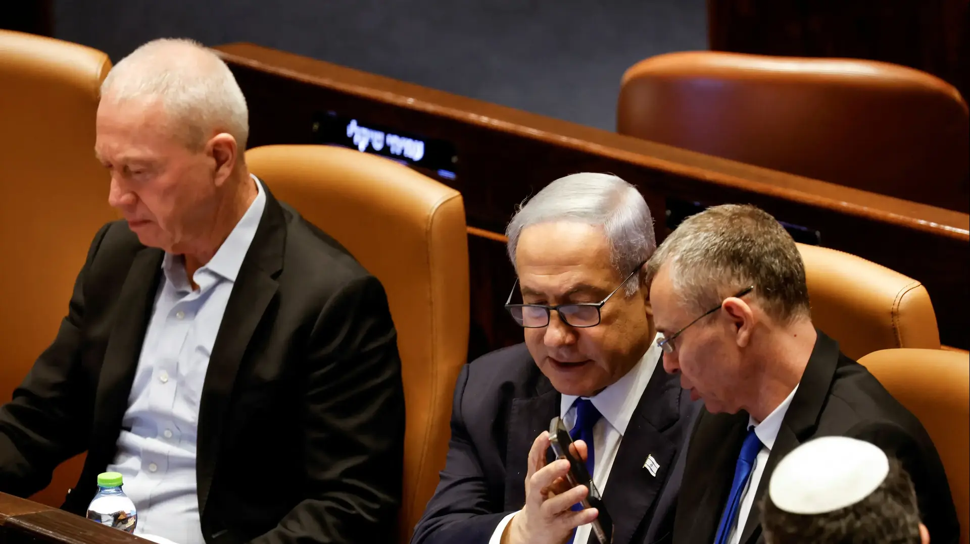 הסתודדיות במליאת הכנסת לקראת ההצבעה על ביטול חוק עילת הסבירות 24 ביולי 2023 הסתודדיות במליאת הכנסת לקראת ההצבעה על ביטול חוק עילת הסבירות 24 ביולי 2023