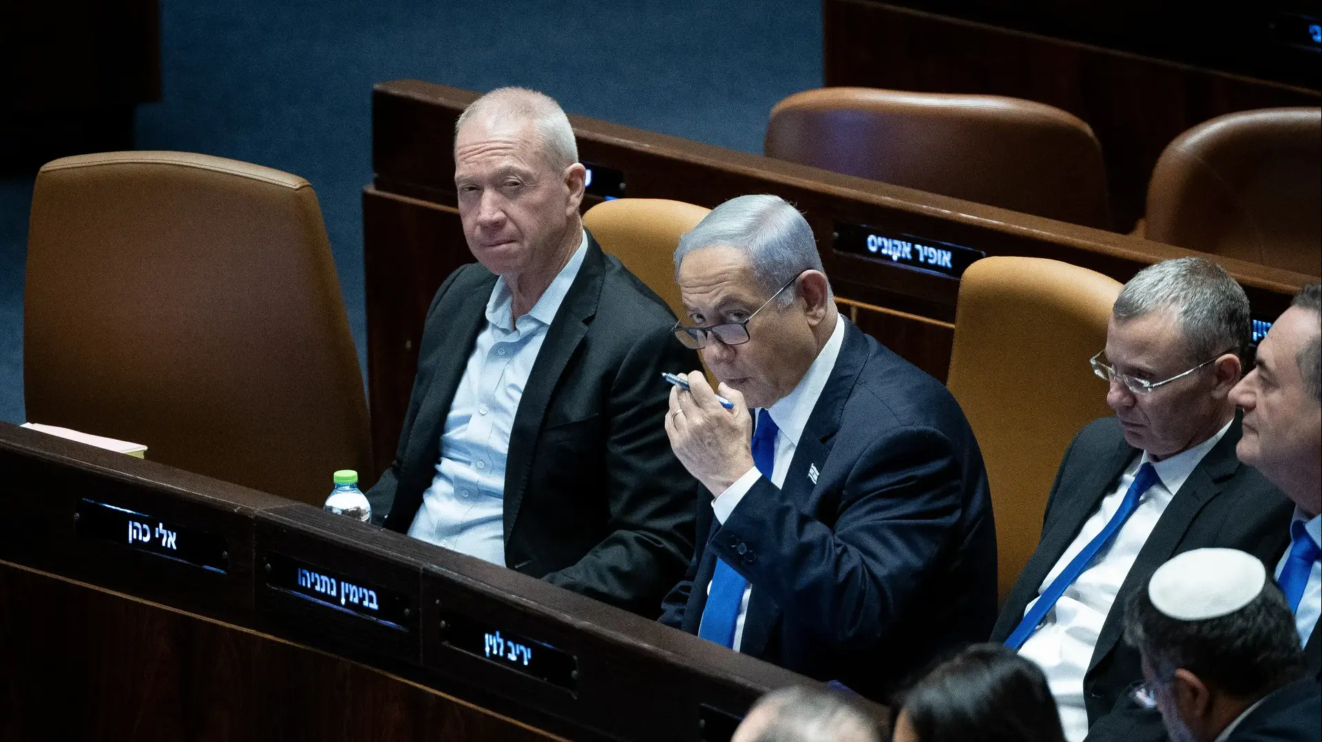 בנימין נתניהו, יריב לוין, יואב גלנט, ישראל כץ, הצבעה על ביטול עילת הסבירות, כנסת, 24 ביולי 2023 בנימין נתניהו, יריב לוין, יואב גלנט, ישראל כץ, הצבעה על ביטול עילת הסבירות, כנסת, 24 ביולי 2023