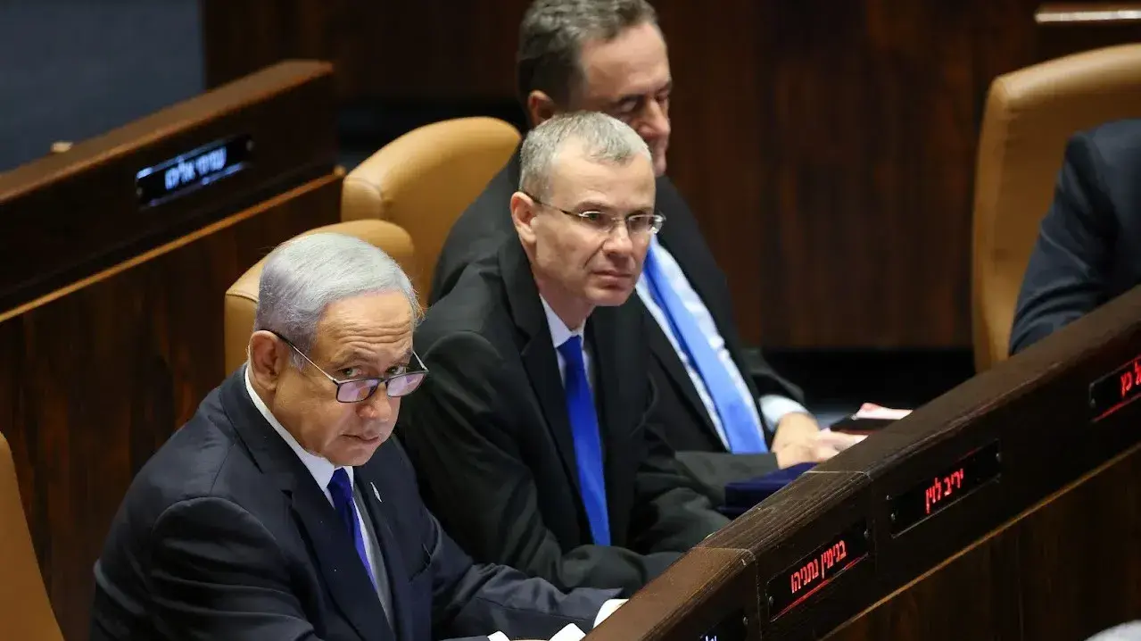 יריב לוין ובנימין נתניהו בזמן שהכנסת מצביעה על ביטול עילת הסבירות לאישור סופי. הכנסת, ירושלים. 24 ביולי 2023