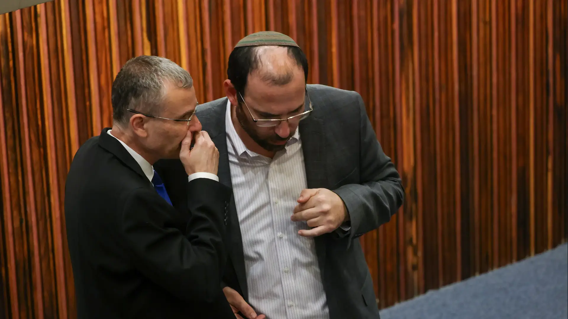יריב לוין ורוטמן משוחחים בזמן שהכנסת מצביעה על ביטול עילת הסבירות לאישור סופי. הכנסת, ירושלים. 24 ביולי 2023 יריב לוין ורוטמן משוחחים בזמן שהכנסת מצביעה על ביטול עילת הסבירות לאישור סופי. הכנסת, ירושלים. 24 ביולי 2023